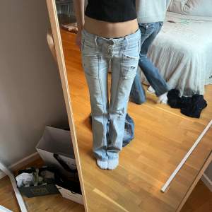Såå snygga & unika jeans! 35cm tvärs över och 83 cm innerbenslängden💗