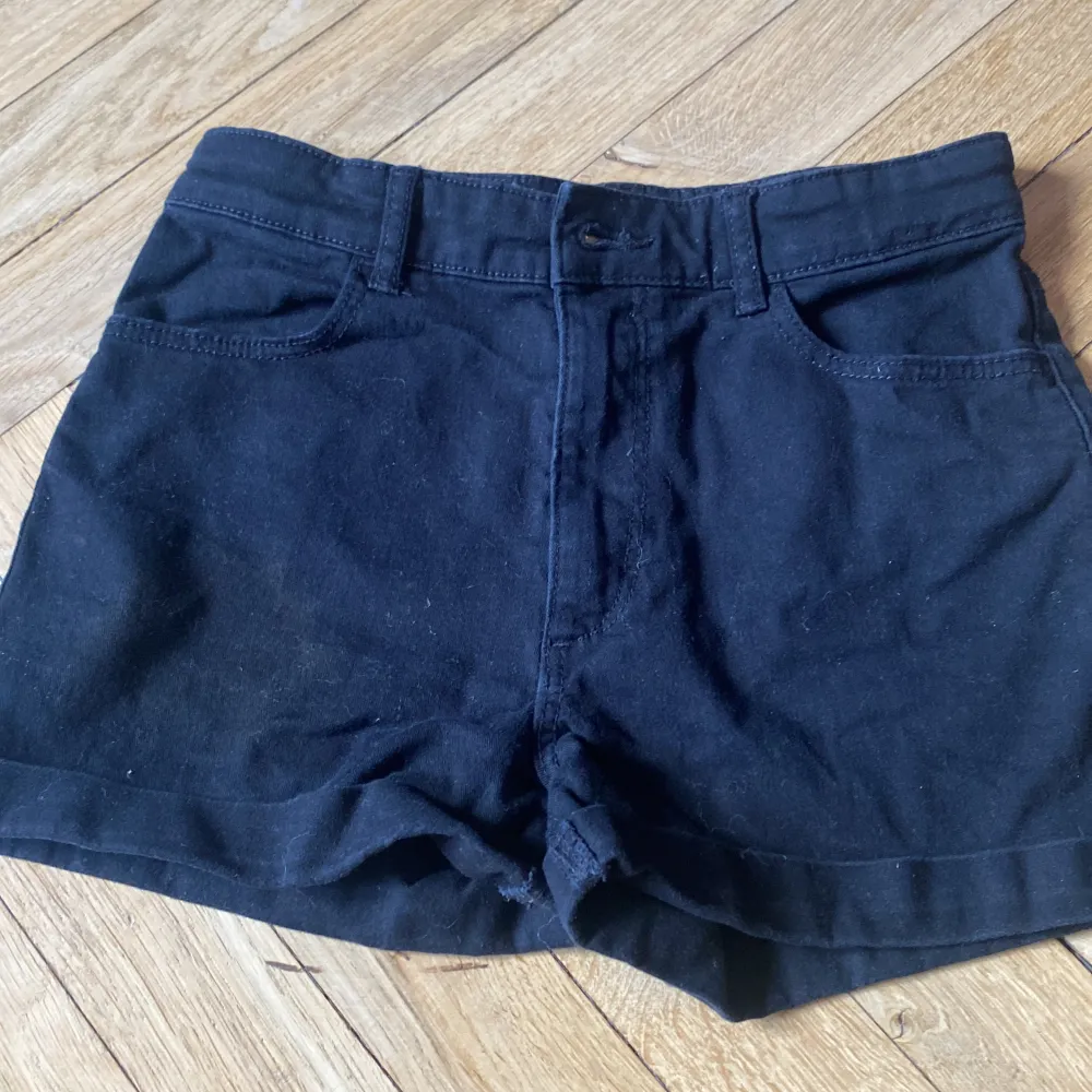Säljer ett par oanvända Jean shorts i svart från H&M. Shorts.