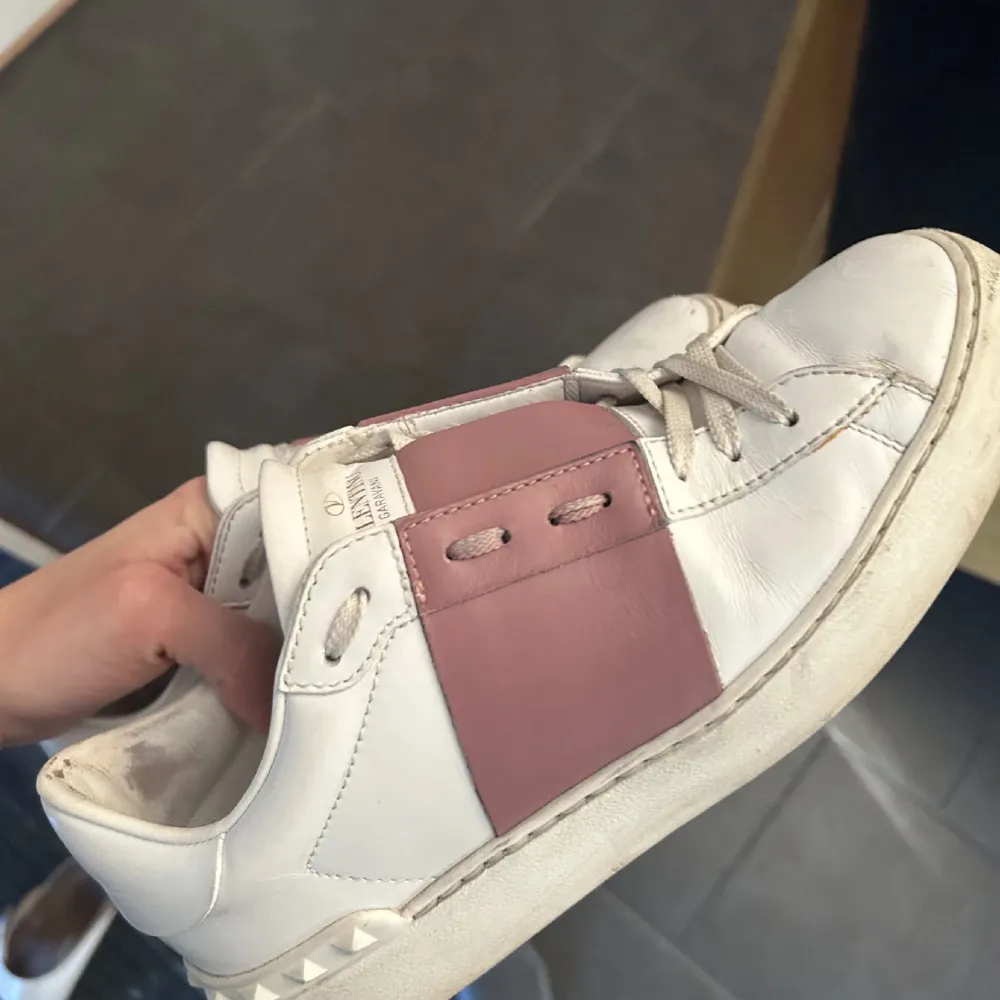 Intressekoll, funderar på att sälja mina Valentino Sneakers. Superfin färg! Bra skick. Skriv om ni är intresserade! 💞💞. Skor.