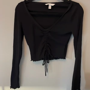 Långarmad topp - Super söt svart, långärmad topp som är reglerbar (se bild tre), säljer då den inte längre används.