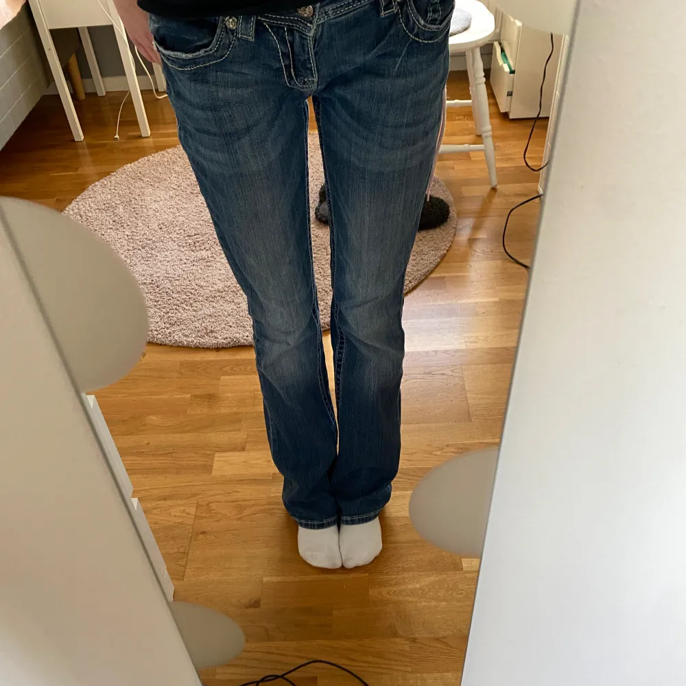 Säljer mina skit snygga miss me jeans då de inte längre kommer till användning. De är i bra skick förutom lite slitning längst ner vid benet (se bild)  och endast andvända ett fåtal gånger.  Innerbenslägd: 83cm Midjemått: 34cm. Jeans & Byxor.