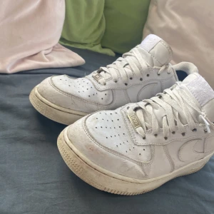 Air force 1 - slitna men billiga. Storlek 42. Kan levereras och mötas