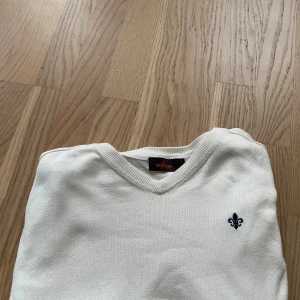 Vit tröja från Morris - Säljer en snygg vit tröja från Morris i storlek S. Tröjan har en v-ringad hals och en liten broderad detalj på bröstet. Perfekt för både vardag och fest! 🖤extremt bra skick och stilren tröja. hör av er gärna vid minsta intresse.😁