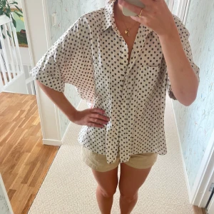 Blus - Säljer denna så fina skjorta från mango😍 i ”siden ” material, strl s