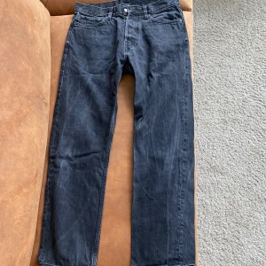 Svarta jeans  - Från Weekday i modellen Space. Storlek 27/30