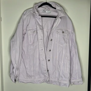 Oversized jeansjacka Zara - Detta är en längre jeansjacka i pastell lila, ” hålen” är en del av designen och jag använde den sällan. Storlek M från Zara