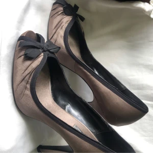 Klackskor  - Super fina klackar i en lila/grå/brun färg. Jag har inte använt dem men köpte dem från Plick. De är storlek 38. Förutom att potten av skon är lite andvänd så är allt annat i topp skick. Pris går att diskuteras.