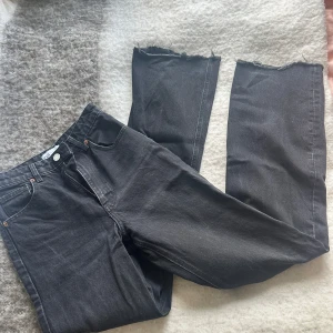 Zara jeans  - Snygga midwaist zara jeans som tyvärr är försmå för mig i midjan och därför säljs!  Midjemått 34cm innerbenslängden 86cm 