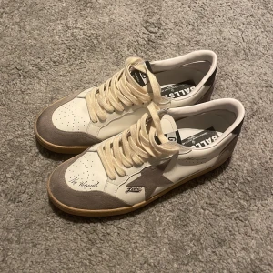 Golden Goose Deluxe Brand Ballstar Lace-Up Sneakers - Riktigt snygga Golden Goose, storlek 43 helt oanvända, låda och bag ingår.