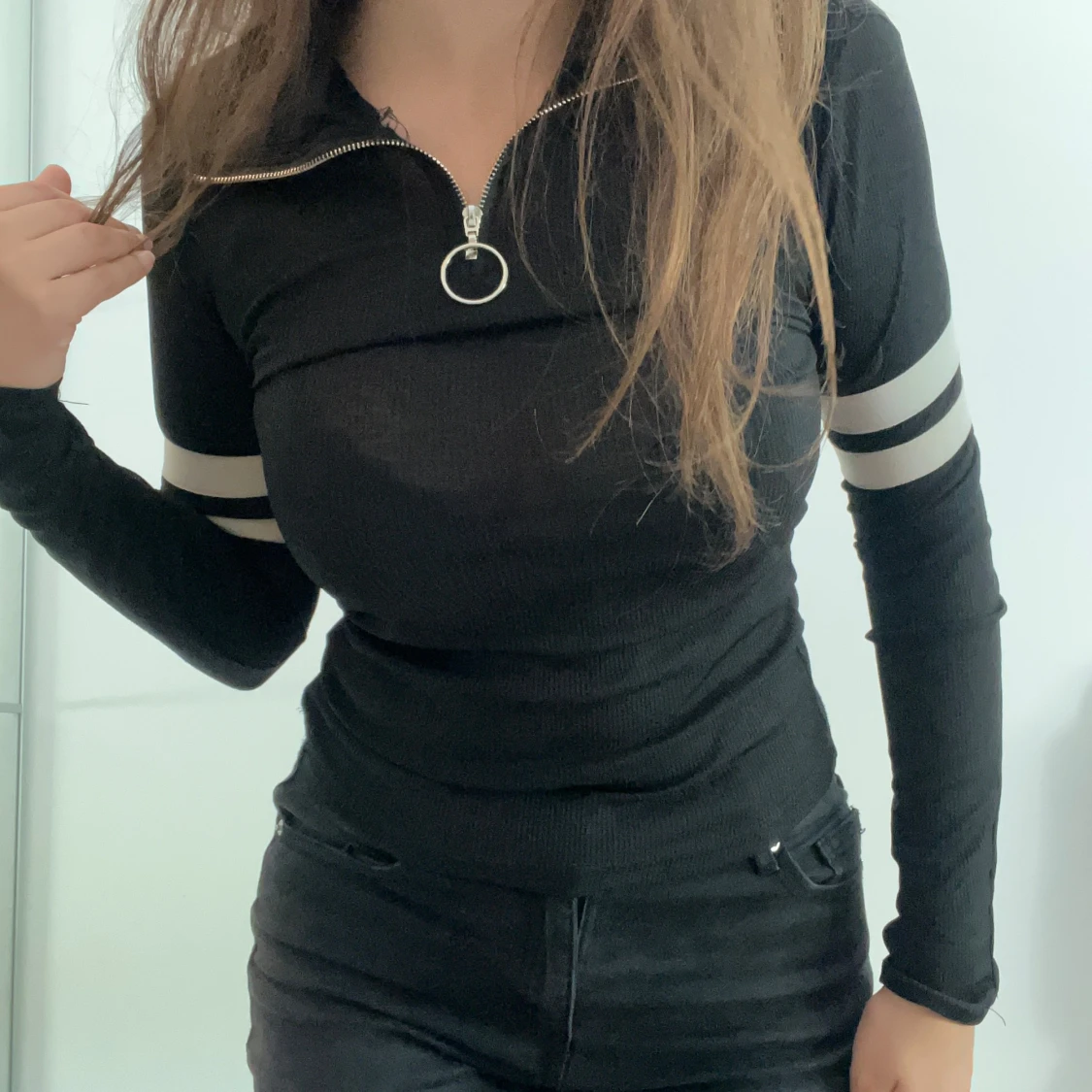 Svart långärmad tröja med dragkedja och vita ränder - 90