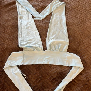 Ljusblå fest topp - Den här ljusblåa fest toppen är en perfekt topp som jag använt 1 gång. Den är köpt på Gina Tricot för runt 250kr och säljs för 40kr.