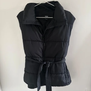 Väst - Superfin väst som tyvärr inte kommer till användning längre. Den va med i en moppe olycka men det ända slitage som finns är på sista bilden! Xs men passar ända upp till M beroende på hur man vill att den ska sitta. Köpt för 600kr