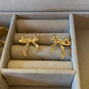 Guldörhängen med rosett - Superfina rosettörhängen!