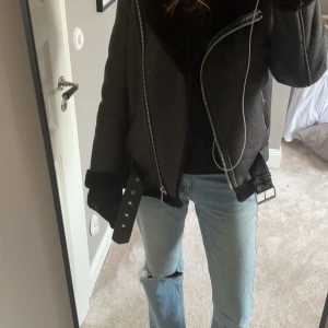 Fodrad skinnjacka - Säljer denna fodrade skinnjacka från zara då den tyvärr inte längre kommer till användning. Använd fåtal gånger inga defekter💗