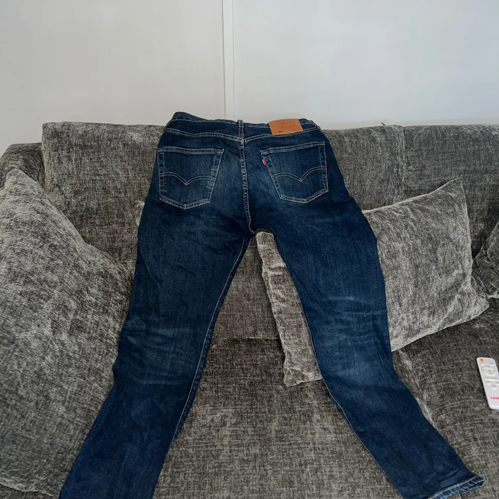 Säljer mina levis jeans i bra skick då de inte används längre.. Jeans & Byxor.