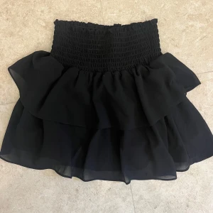 Volangkjol - Svart volangkjol. Storlek xs men passar mig bra som vanligtvis är en S.