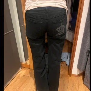 Lågmidjade jeans - Säljer dom här svarta lågmidjade bootcut jeansen!💕 köpta på Sellpy men tyvärr är dom för små på mig (inte bild på mig)💕 passar 36or 38 or 💕