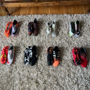 Fotbollsskor storlek 42-44 säljes - ‼️FOTBOLLSSKOR SÄLJES‼️  Tjena! Säljer lite av min samling då de inte kommer att komma till särskilt mycket användning framöver. Skorna är i storlekarna mellan 42-44. Skicka ett meddelande vid intresse kring eventuellt par angående pris osv.  Mvh Adam 