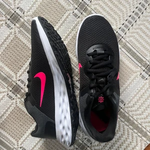 Nike Running gympaskor/springskor  - Nike Running gympaskor i storlek 39, helt oanvända 😊Skriv om du vill ha några fler bilder eller måtten på skorna! Köparen står för frakten:)