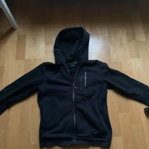 Sail racing hoodie - Använd hoodie från sail racing helt okej skick köpt för 900 