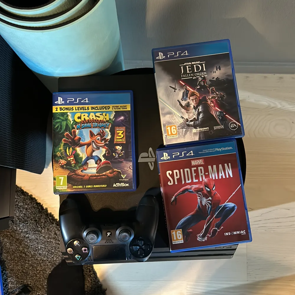 Kommer med 3 spel och en kontrol.   sprider-man, jedi fallen order och crash bandicoot😊. Övrigt.