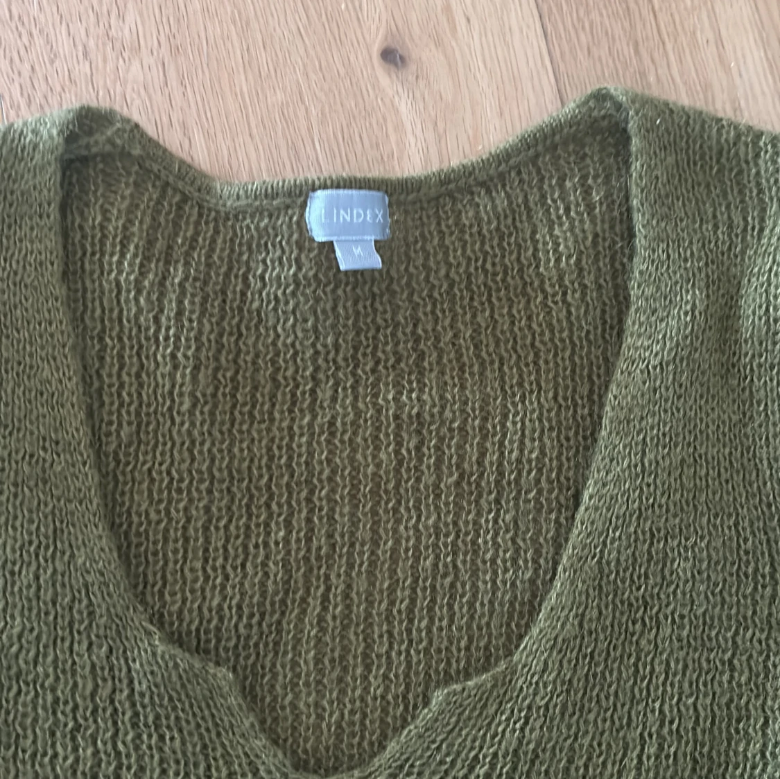 Olivgrön stickad klänning från Index - 91