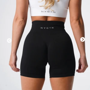Nvgtn träningsshorts - Supersköna träningsshorts från nvgtn. Dem är i bra skick och dem är inte genomskinliga. Modellen heter ”black solid seamless shorts”.