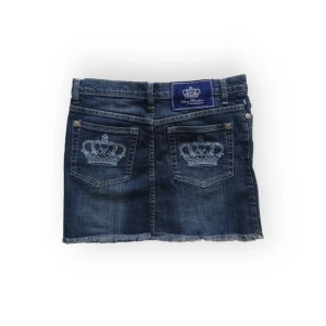 Mörkblå jeanskjol från Victoria Beckham för Rock & Republic - Storleken är W31 vilket passar ungefär M. Midja: 39cm, längd 35 cm. Fråga gärna om fler mått eller bild på 💞