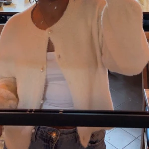 tjock tröja  - Väldigt skönt i material och sååå mysigt 😚