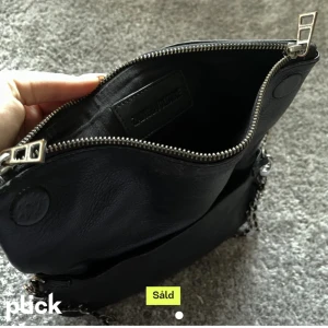 Zadig och Voltaire handväska  - Bild från tidigare ägare som köpte väskan för 1200 men var väl använd så säljer för mycket billigare. Använder den tyvärr inte längre💗