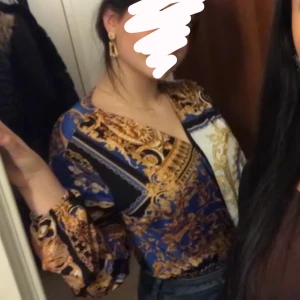 Mönstrig tröja      - Färgglad och mönstring body. Knappt använd. Storlek L. Är 175cm så ärmarna var aningen korta på mig men annars satt den perfekt!