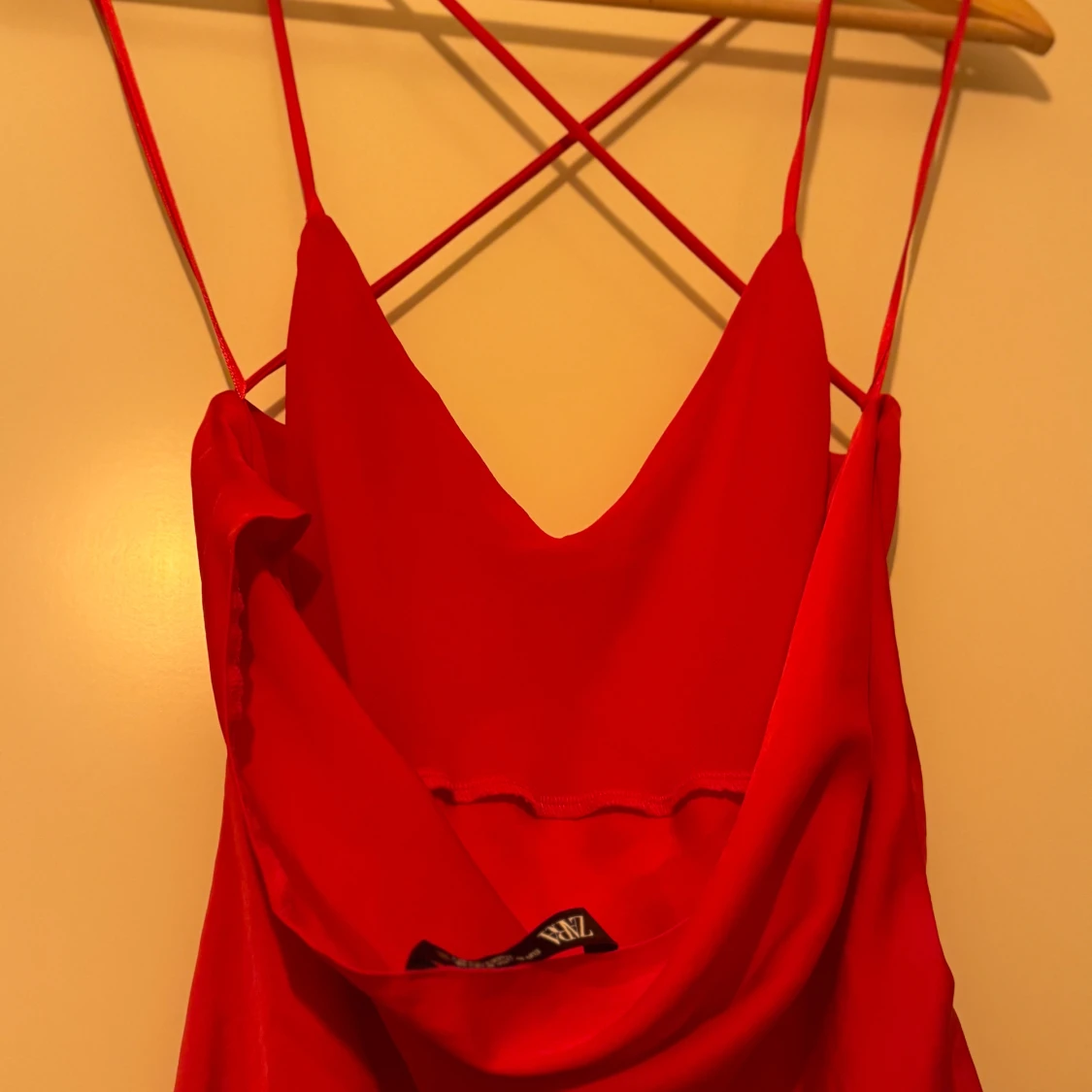 Röd kortklänning med smala axelband - 4