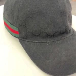 Gucci keps svart - Knappt använd och vill inte ha varan längre, priset kan diskuteras genom snabb affär!