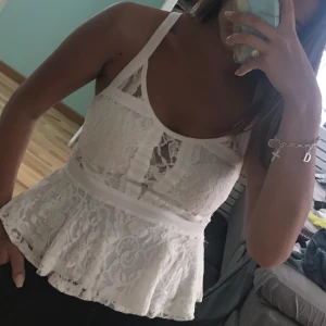 Vit festtopp🤍 - Supersnygg vit topp i storlek S! Dragkedja i ryggen och sitter otroligt 🙌 Säljer pga den är för liten för mig 💔