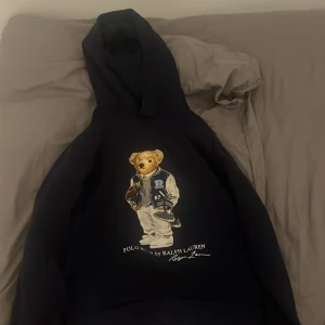 Ralph lauren hoodie med Björn på - Väldigt bra skick på Ralph lauren hoodien då den knappt använts  10/10 skick 
