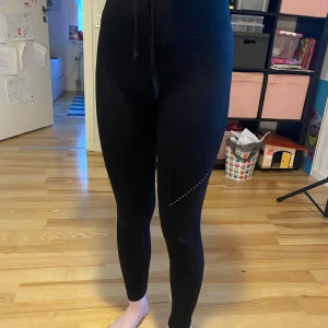 Träningstights  - Hög midja. Reflexer fram och nät i knävecken. Ficka bak (se bild). Säljes i mycket fint skick.  Passar XS/S