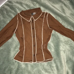 brun mesh skjorta - brun skjorta i mesh. köpt från hm, divided. storlek xxs. pris kan alltid diskuteras🤎