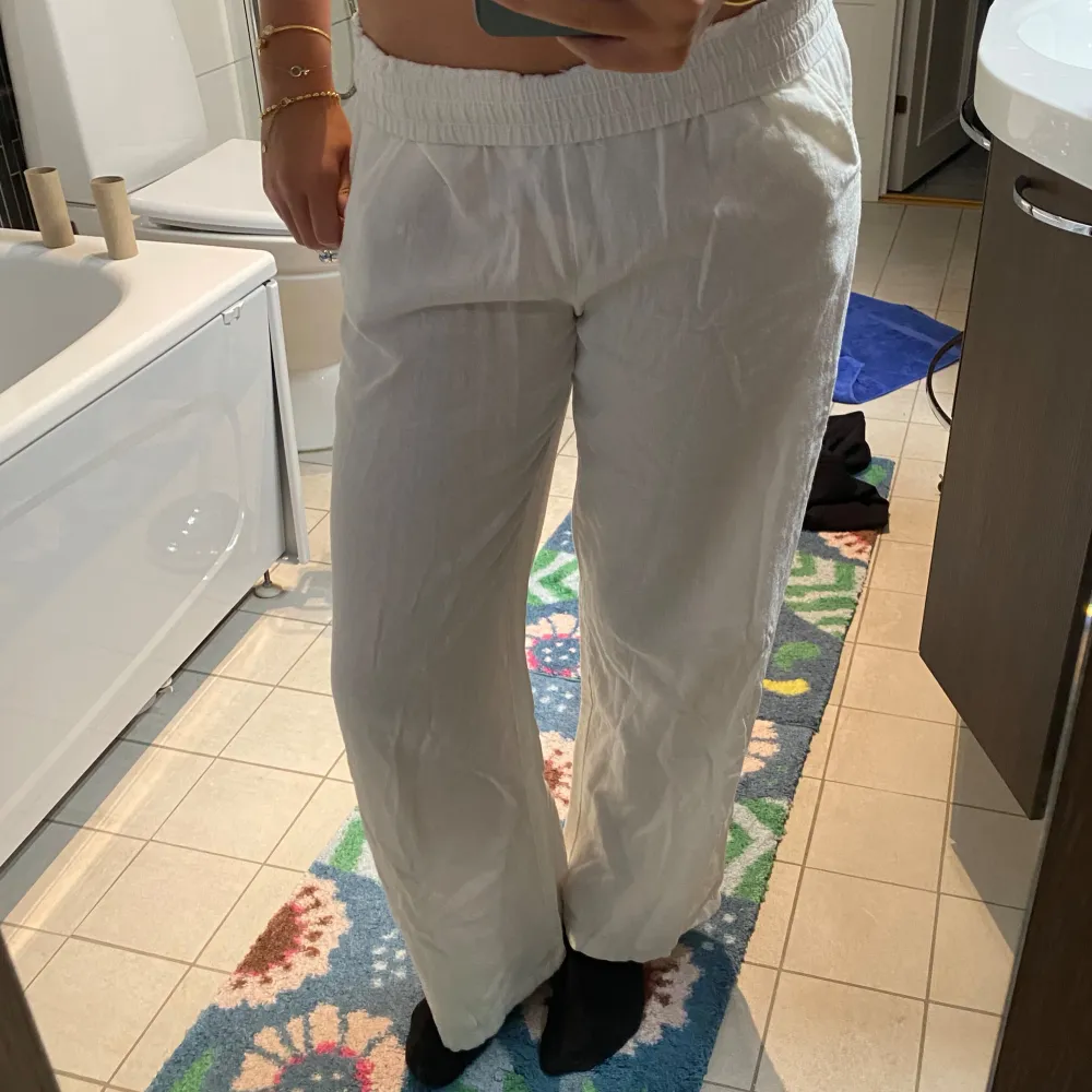 Linnebyxor som sällan kommit till användning. Mid-Rise skulle jag säga, men man kan vika ner de så byxorna blir mer low waist (bild 4). Ordinarie pris är 400.. Jeans & Byxor.