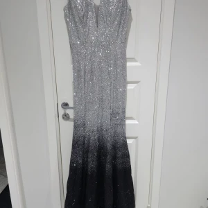 Ball klänning  - En otroligt fin klänning som passar bra till ball eller,bröllop jag kan inte använda den på grund av storlek förändring.