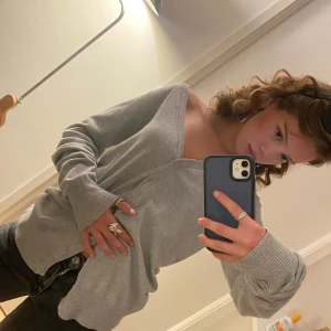 Grå kofta - Vanlig ljusgrå kofta. Köpt på Sellpy förra året och har knappt kommit till användning då den är för stor för mig. Tröjan har inga synliga defekter. 