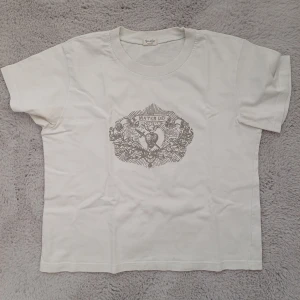 Brandy melville tee - Tshirt från brandy melville, i relativt bra skick med gammal design