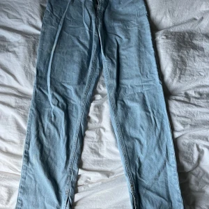 Blå jeans strl - Jeans från NAKD Har en slim fit i storlek 38 Har fläckar bild 2 