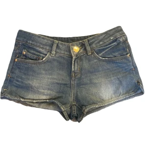 Jeansshorts  - Fina jeansshorts från Gina i storlek 34. Sömmen på ena sidan är lite trasig men förövrigt är dem i väldigt bra skick💗 Tryck gärna på köp nu! 
