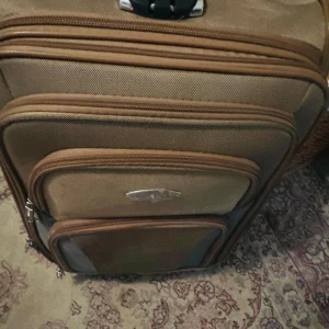 Två helt nya kabinväskor 💫💫💫 - Två helt nya kabinväskor   	•	Skick: Helt nya och oanvända 	•	Färg: En röd och en beige 	•	Pris: 50 kr per styck 