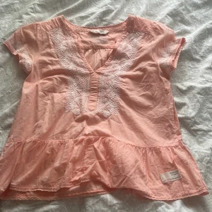 Rosa odd Molly blus  - En rosa blus från odd molly. Står ingen storlek men passar S och M. 
