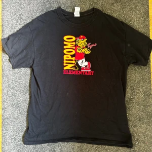 T-shirt med tryck - Riktigt fet t-shirt med tryck där de står ”Nipomino elementary”. Säljer för den är lite för stor och används inte. Ställ gärna frågor! 😁