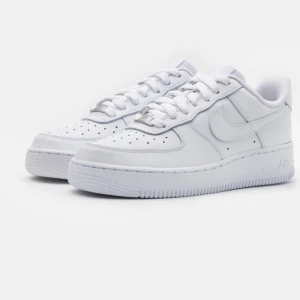 Air force 1 - Säljer dessa super fina skor ifrån Nike, skorna är näst intill oanvända och har inga tecken på användning. Köpte för 1500 säljer för 950kr. Skriv för fler bilder på skorna 🤗💕