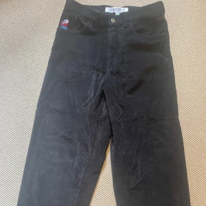 Polar Skate Co. Big Boy - Big boy byxor med gamla logon i manchestertyg. Använda ca 3 ggr, skick 7,5/10 - ett litet synligt hål vid vänster ficka(ej hål i fickan endast tyget utanpå). Strlk XS motsvarar ca 30x30. Nypris ca 1200kr. Pris kan diskuteras 