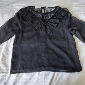 Långärmad spetströja<3 - Fick av en vän men passar inte mig längre så tänkte att jag kunde sälja den på plick:)