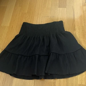 Volangkjol - Supersöt volangkjol ifrån Gina. Stolen s men passar nog xs-m för att den är stretchig. Köptes för ca 250 tror jag och säljer för 150💕